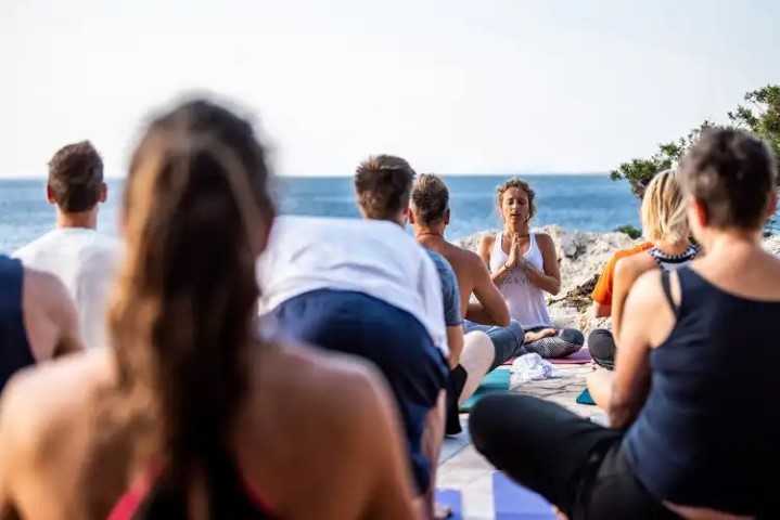 Joga oddihi vključujejo vadbo joge, meditacijo in ostale dejavnosti povezane z jogo.