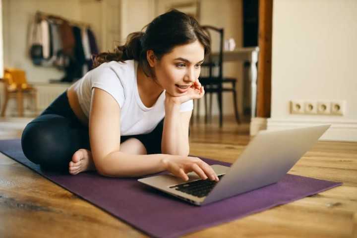 Online joga doma je med ljudmi vedno bolj priljubljena, saj imamo ljudje vedno manj prostega časa.