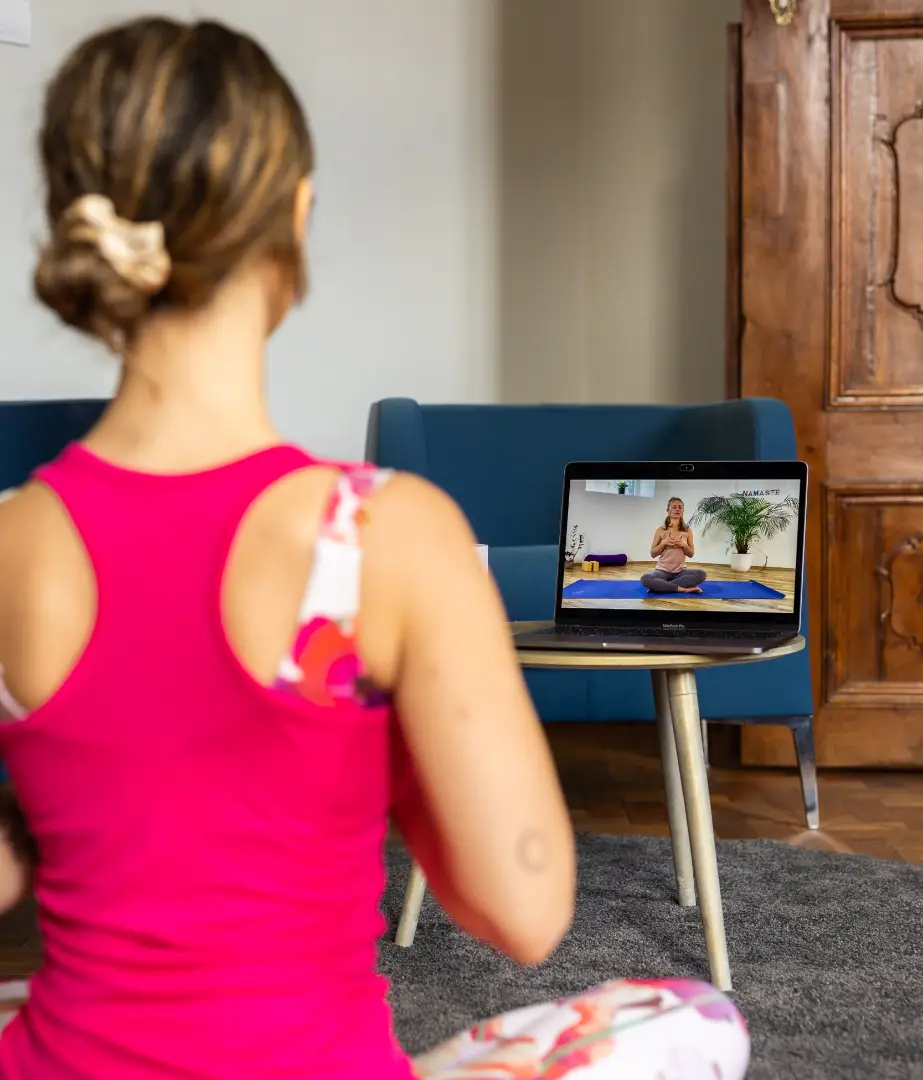 Online joga omogoča izvajanje joge doma in je namenjena prav vsakomur, ki si želi izboljšati svoje fizično in psihično počutje.