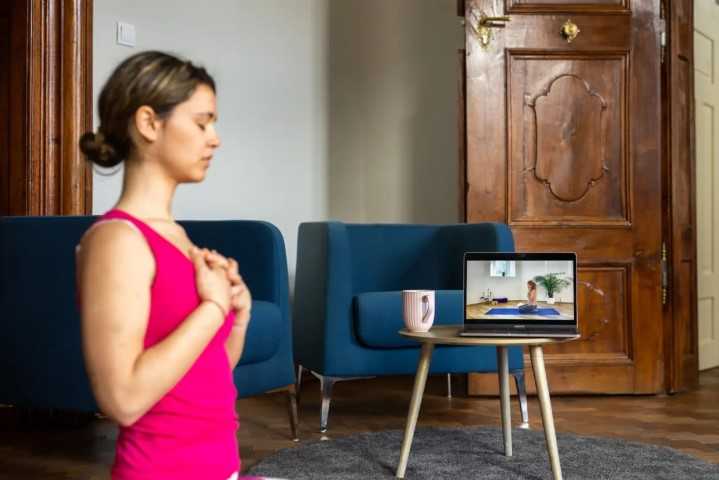 Online joga omogoča vsem tistim, ki jim primanjkuje časa, da vadijo jogo doma v domačem okolju.